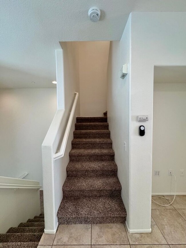 Building Photo - Spacious 3 Bedroom 2.5 Bathroom Condo in t...