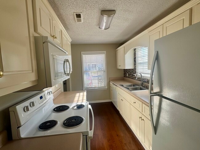 Building Photo - 1653 Summerwoods Cir