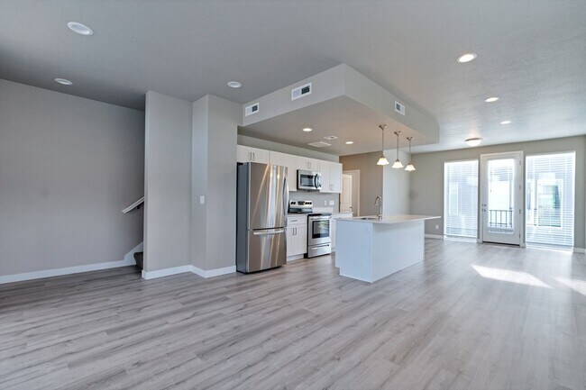Building Photo - Beautiful 4 Bed - 3 Bath Townhome in Great Clearfield Location! Available on August 5th!