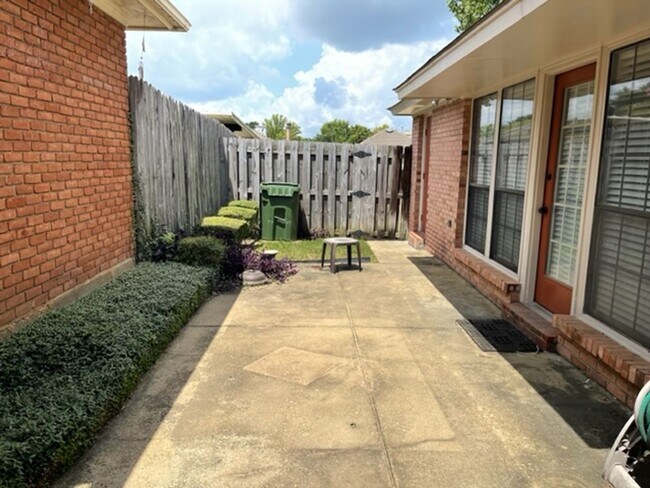 Building Photo - 1604 Queen Elizabeth Ct