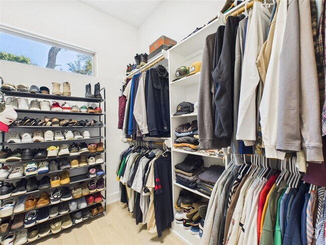 Building Photo - 3002 Sunridge Dr