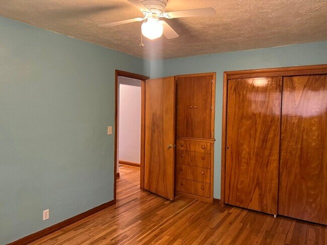 Building Photo - 720 Orchard Heights Rd NW