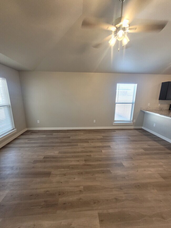 Building Photo - 3 bed 2 bath home in Lone Star Trails subd...