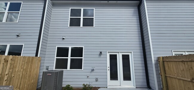 Building Photo - 304 Hynes Dr