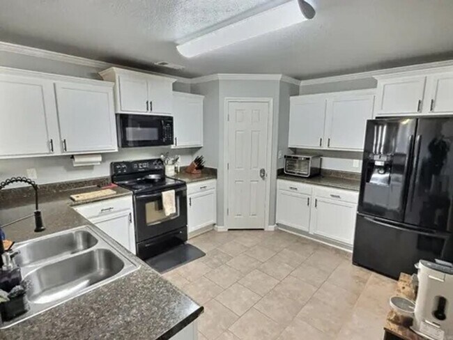 Building Photo - Great 3 Bedroom 2.5 Bathroom Cabot House