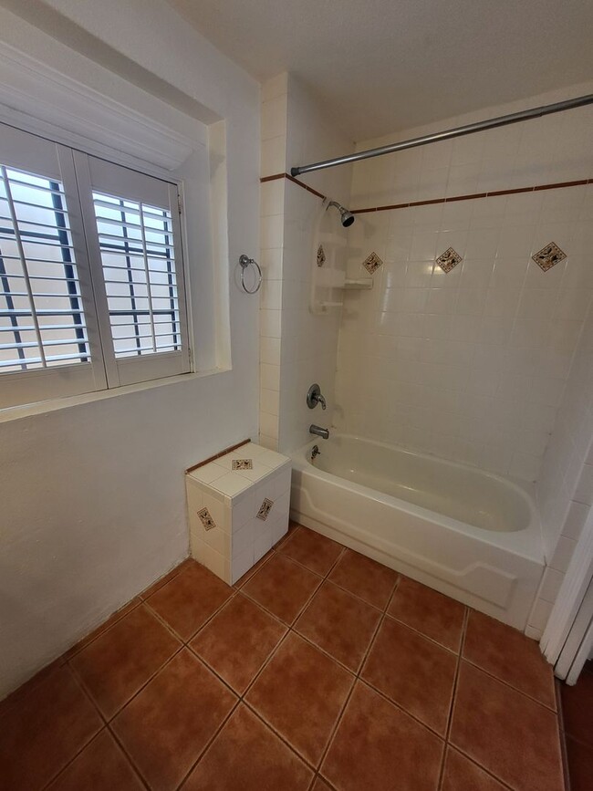 Building Photo - Quaint and Cozy 1x1 apartment in the histo...