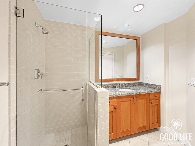 Building Photo - Sophisticated 1BD/2BA Condo in Marina District with City & Bay Views, Office & Resort-Style Ameni...