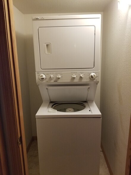 Washer/Dryer unit saves money and time - 1221 University Ave
