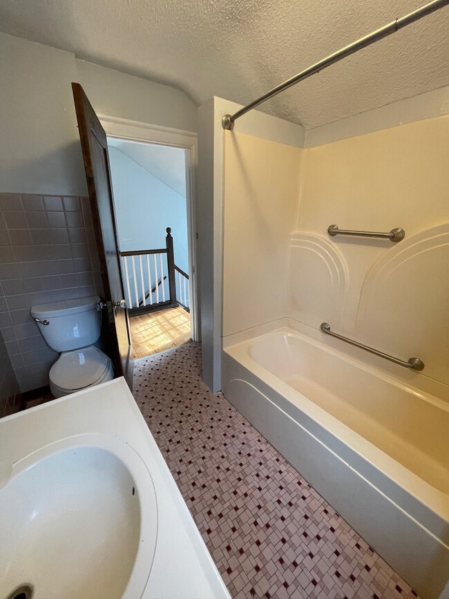 Building Photo - 611 Lincoln Pky