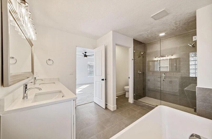 Master Bathroom - 2280 W Vista Ct