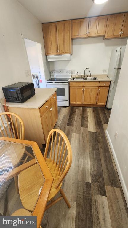 Building Photo - 108 E Pacific Ave