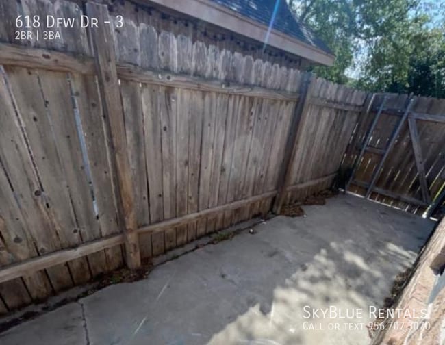 Building Photo - 618 S Dfw Dr