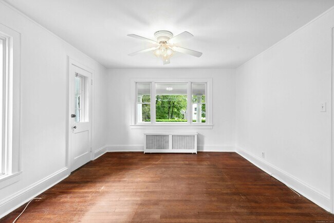 Building Photo - 290 Soundview Ave