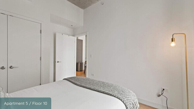 Building Photo - 853 W Blackhawk St