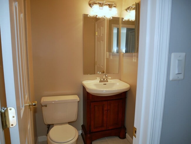 Building Photo - 4 Bedroom 3.5 Bath Corner Unit Townhouse o...