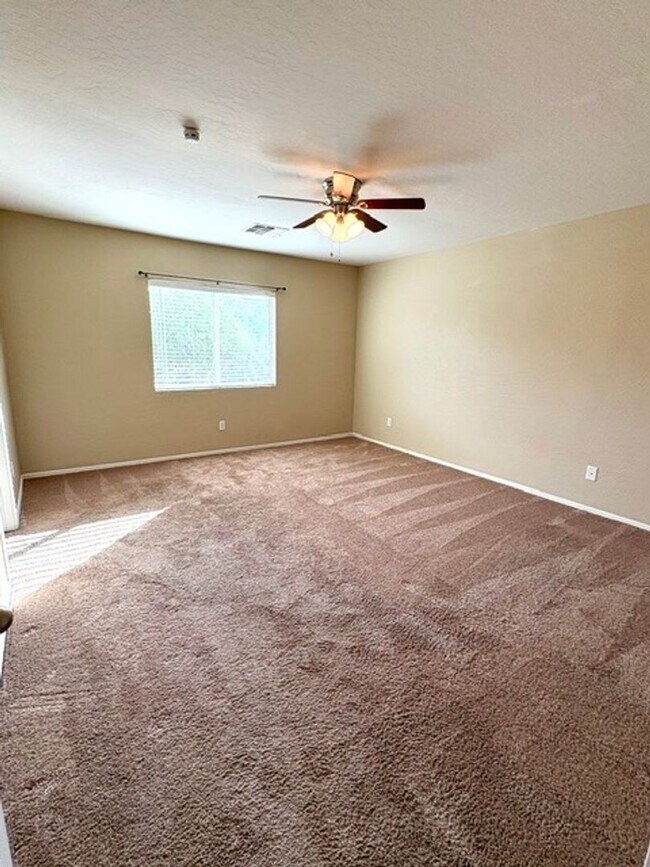 Building Photo - LARGE 4 Bedroom 3 Bathroom Copper Basin Home!