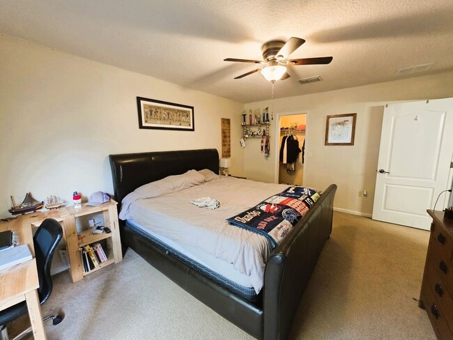 Building Photo - Large Home On Cul-De-Sac!