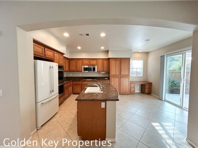Building Photo - Beautiful Executive home located in the Ra...