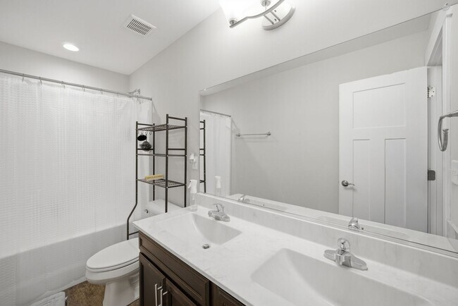 Building Photo - Welcome to this beautiful 4 Bedroom, 2.5 bathroom home nestled in a quiet community in Suffolk!