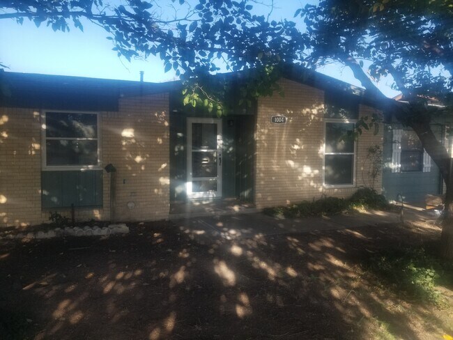 Primary Photo - 1004 8th St