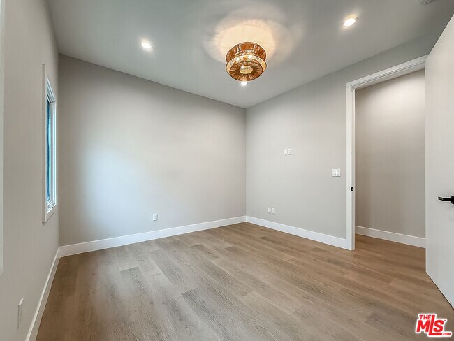 Building Photo - 150 N Arnaz Dr
