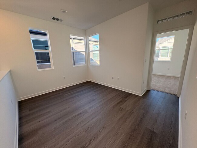 Building Photo - 3 Bed, 2.5 Bath townhome in Ontario!