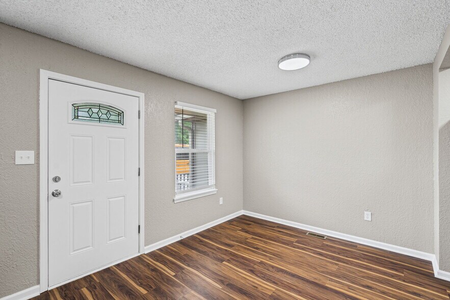 Building Photo - 2826 S 55th St