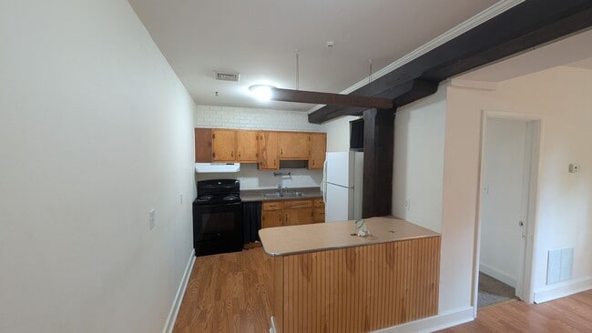 Building Photo - Creekside 1BR with Central Air and W/D