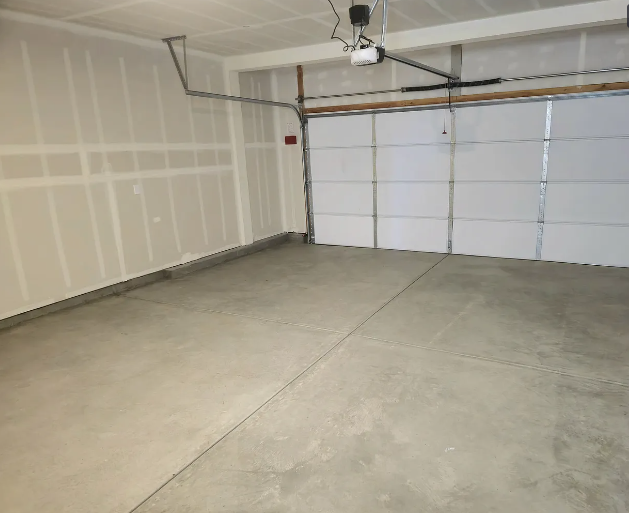 Garage - 1060 Hollowbrook Rd