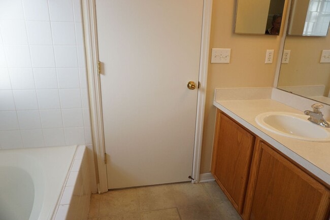 Building Photo - Townhome 2/2.5 with garage and access to Julington Creek amenities