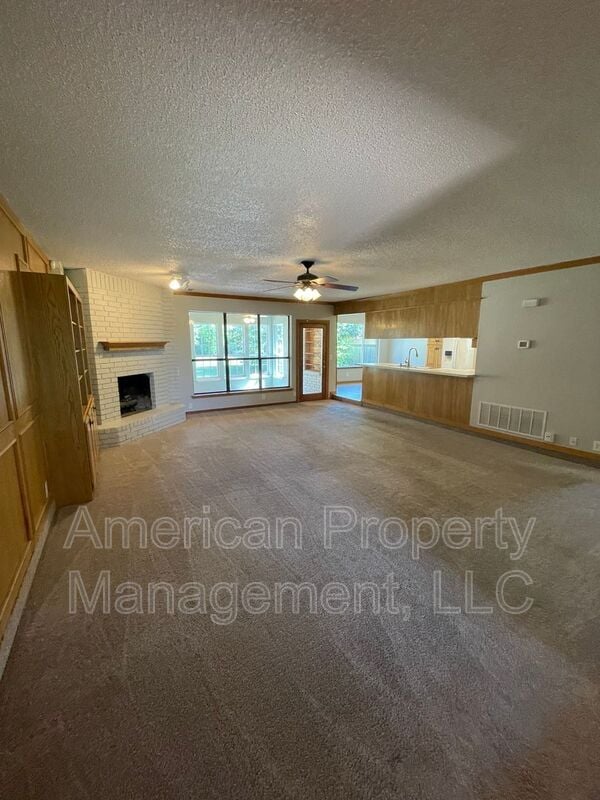 Building Photo - 201 W K Pl