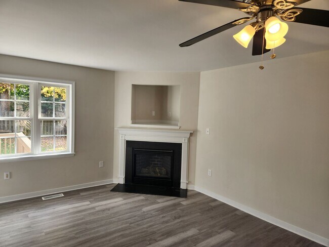 Building Photo - 4 Bed 2.5 Bath- Midlothian-Ashbrook Subdiv...