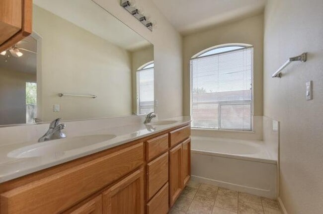 Building Photo - 4bed | 2bath | 1715SF | 2 Car Garage | Single Story | Tenant pays $190 monthly for WS&G