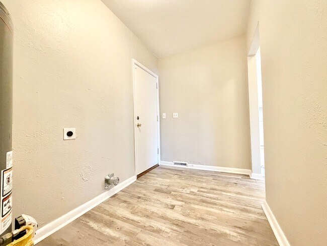Building Photo - Bright and Spacious Lakewood Duplex Available for Immediate Rental!!!