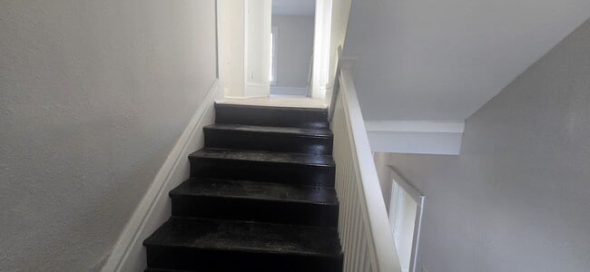 Building Photo - 915 W Main St