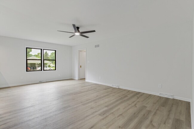 Building Photo - 452 Pasadena Dr