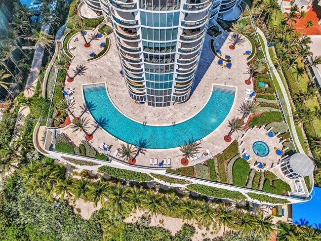 Building Photo - 17201 Collins Ave