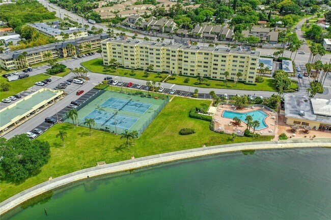 Building Photo - 4780 Cove Cir