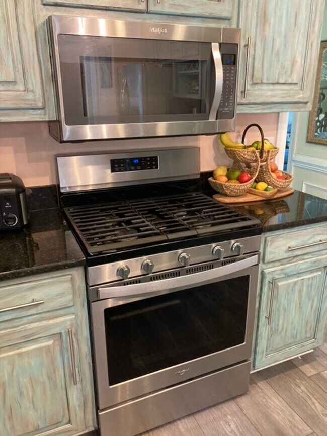 Building Photo - 117 Runaway Ln