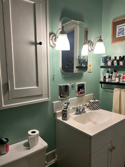 Bathroom - 1688 E Broad St