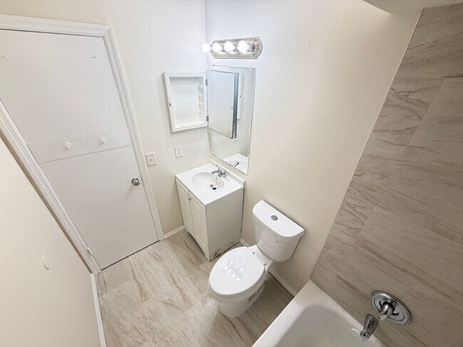 Building Photo - PRICE DROP! Orlando: 2BD/ 2BA - A Bright, Comfortable Home Designed for Everyday Living! WASHER &...