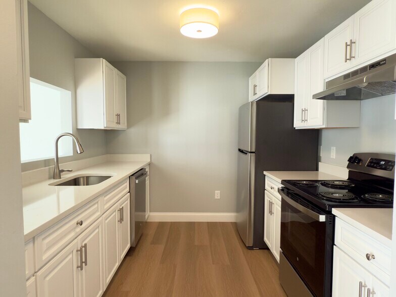 Building Photo - 23 Whittier Ln