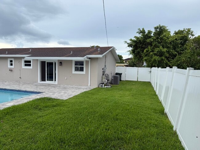 Building Photo - 105 Palamino Cir
