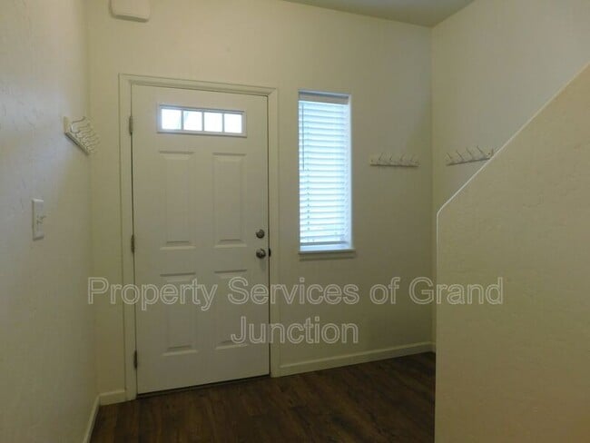 Building Photo - 621 Zenith Ln