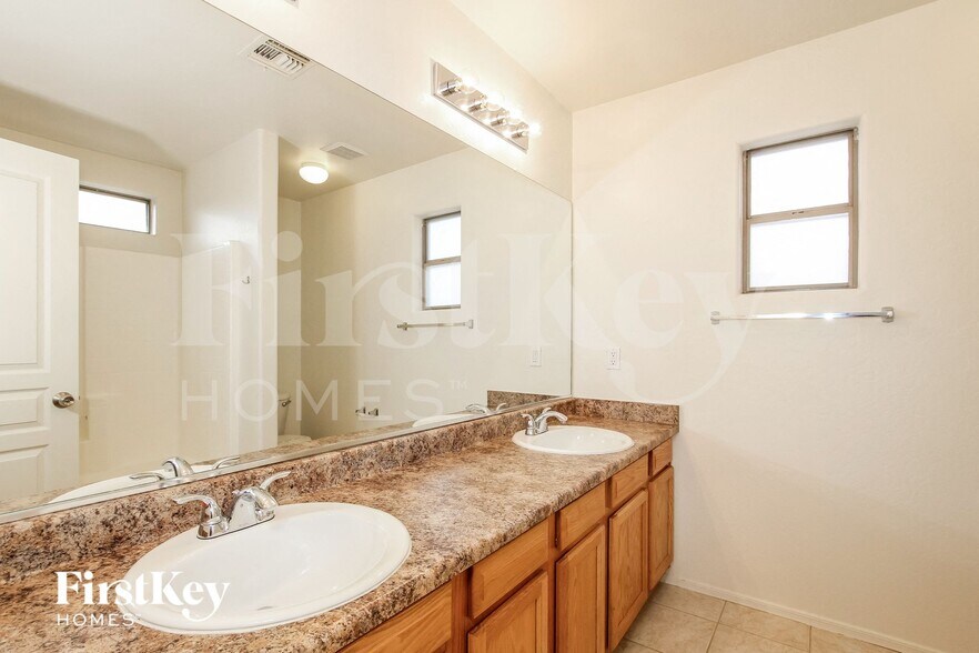 Building Photo - 5157 W Laurel Ave