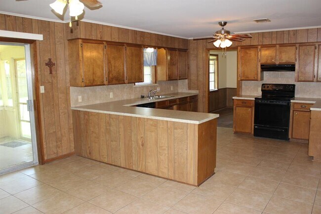 Building Photo - 881 High Oaks Dr