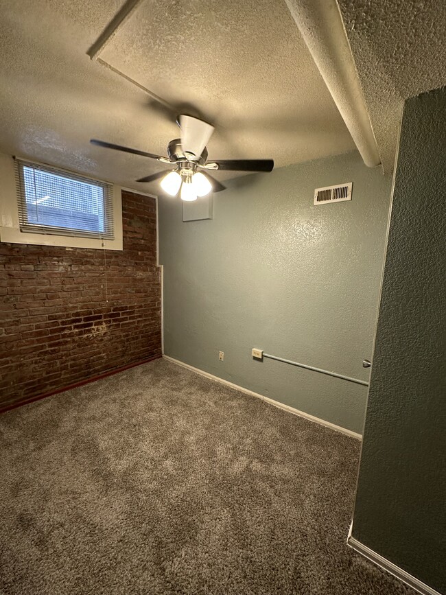 Building Photo - Basement 1 Bedroom in Uptown!