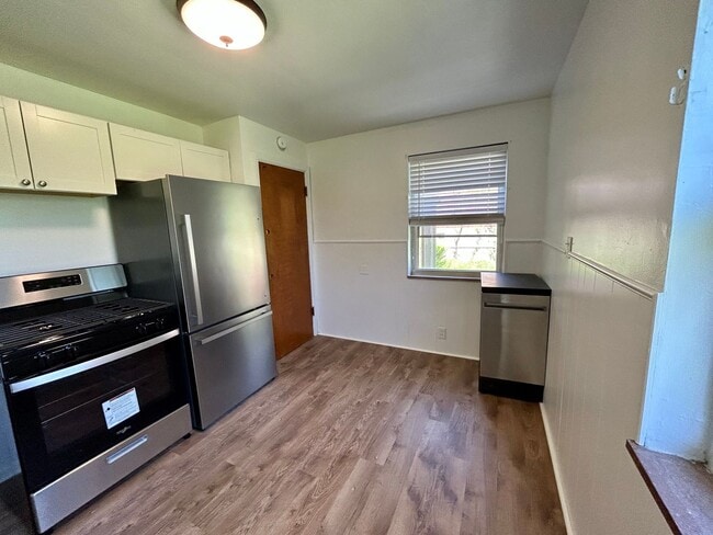Building Photo - Adorable 3 bedroom 1 bath with garage