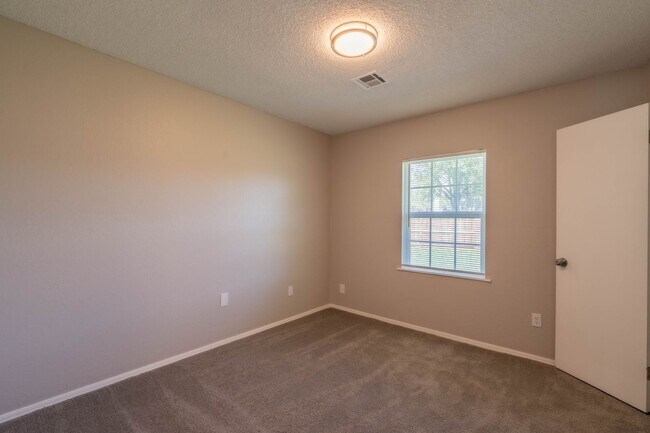 Building Photo - 3 Bed | 1 Bath in West Tulsa!