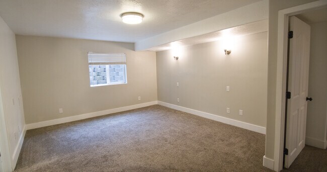 Building Photo - 1084 E 3400 N